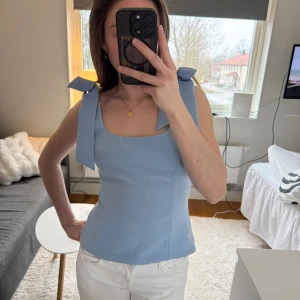 Ljusblå topp - Aldrig använd, prislapp finns kvar. 