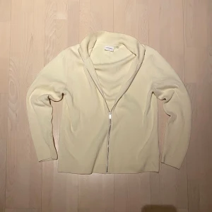 Helzip tröja  - Tjena! Säljer nu denna tvärfeta helzip tröjan från Lindebergh. Storlek XL och i nyskick! Priset är ej hugget i sten så hör av dig vid minsta fundering:) 