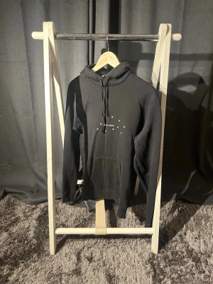 Saint Laurent Hoodie - Saint Laurent Hoodie Storlek: S Färg: Svart Skick: 8/10 Hör av er vid fler frågor eller funderingar!✌️😌 //Hugo