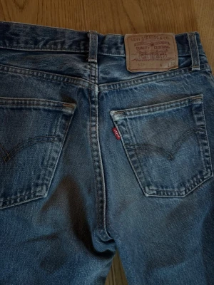 Vintage Levis 525 jeans bootcut raka - Otroligt snygga vintage jeans från Levis. Uppskattad storlek är w25 / w26, modell 525, raka lite bootcut i modellen. Dragkjedejan är lite lös därav ring som satts på, inget som syns eller stör när jeansen är på! Otroligt snygg wash.