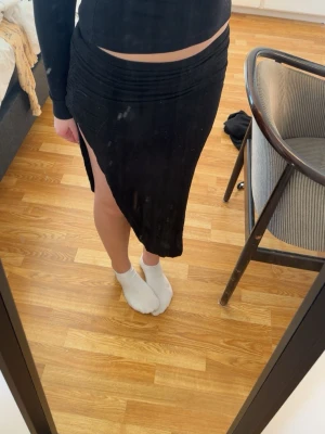 Kjol med slit  - Superfin kjol med slit ❣️