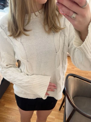 Stickad tröja - Vit stickad från lager ❣️