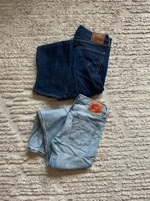 2 Levi's raka jeans  - Säljer nu 2 för 1 klassiska Levi's jeans i modellen 514, passformen på båda är 32/32 Köptes för 600kr styck, Skirv om du har funderingar 🥂👀