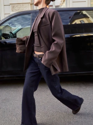 Mörkblå raka jeans med hög midja - Säljer ett par mörkblå jeans med raka ben och hög midja. Jeansen har klassisk femficksdesign. Perfekta för en avslappnad och trendig look.