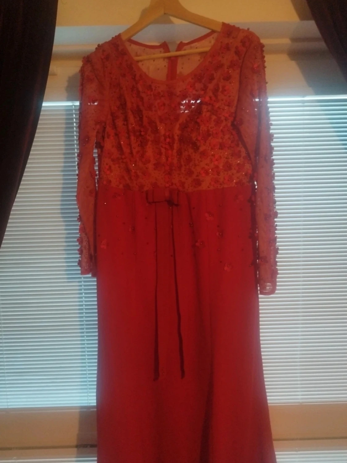 Röd långklänning med spets och paljetter - 1