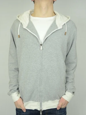 Eleventy hoodie med dragkedja  - ELEVENTY Storlek : XL Passform : Normal / L Användning : Hoodien är i ett väldigt fint skick utan defekter Nypris : Cirka 4000SEK Modellen på bilden : 182CM och väger 77KG
