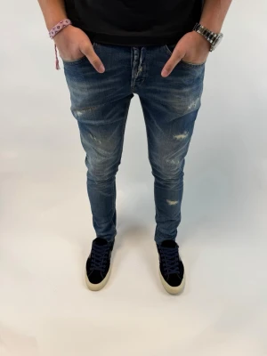 Dondup Jeans George  - Dondup Jeans George! Trendigaste jeansen på marknaden.  Ny pris= 4000 kr Säljs för= 1099 kr (Modellen har original slitningar från fabrik vilket är väldigt eftertraktat och populärt)