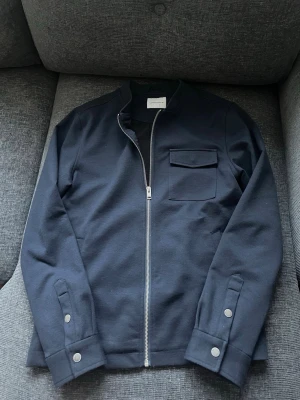 Lindbergh Overshirt  - Tja! Säljer en Lindbergh overshirt i mycket fint skick. Storlek S. Nypris 1299kr mitt pris 489kr.