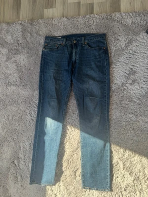Mörkblåa Levis Jeans - Snygga Levis jeans i storlek 32/32. Passar nu till våren, priset kan diskuteras 