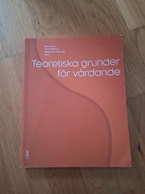 Teoretiska grunder för vårdande - Kursbok med titeln 'Teoretiska grunder för vårdande' av Maria Arman, Karin Dahlberg och Margaretha Ekebergh. Perfekt för dig som pluggar vård eller omvårdnad. 