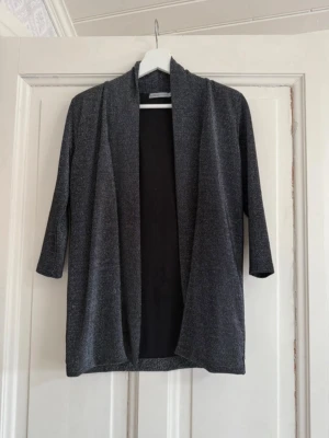 Glittrig kofta/ kavaj Soaked in Luxury  - Glittrig kofta/ kavaj. Vadderade axlar. Rökfritt hem. Kolla gärna mina andra annonser för bundle och samfrakt.