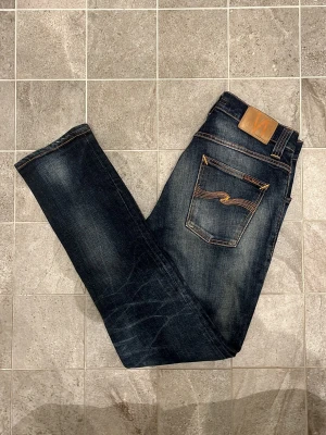Nudie Jeans Grim Tim - Säljer dessa Nudie Jeans i modellen GRIM TIM| Storlek: W29/L32| Skick: 9/10 (Inga defekter eller tecken på användning alls)| Kontakta vid minsta lilla fråga eller fundering