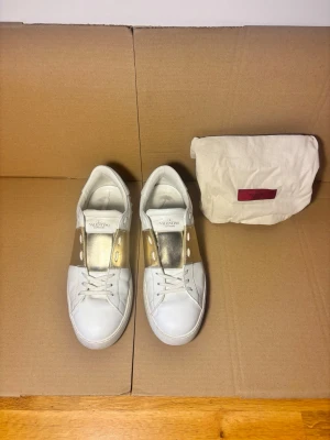 Valentino Open Sneaker Gold 41 - Storlek 41, nypris ~7000kr, 100% äkta 