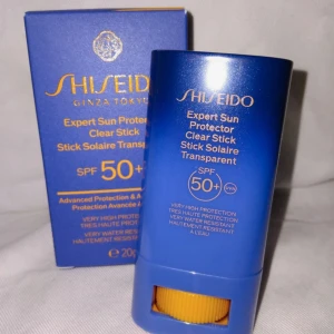 Shiseido Sun Stick SPF50, NY - Shiseido - Global Sun Care Clear Stick SPF50+, 20 g. Helt ny och oöppnad. Nypris 585 kr på Lyko. "Dess transparenta och klibbfria finish gör detta solskydd idealiskt för alla hudtyper och det är enkelt att applicera när du är på språng. SynchroShield teknologin förstärker skyddsbarriären vid kontakt med värme, vatten eller svett. SuperVeil-UV 360 skapar ett sömlöst försvar mot UVA och UVB-strålning, mikrodammpartiklar och torrhet." Etc, googla på den själv för texten tar slut här 😊