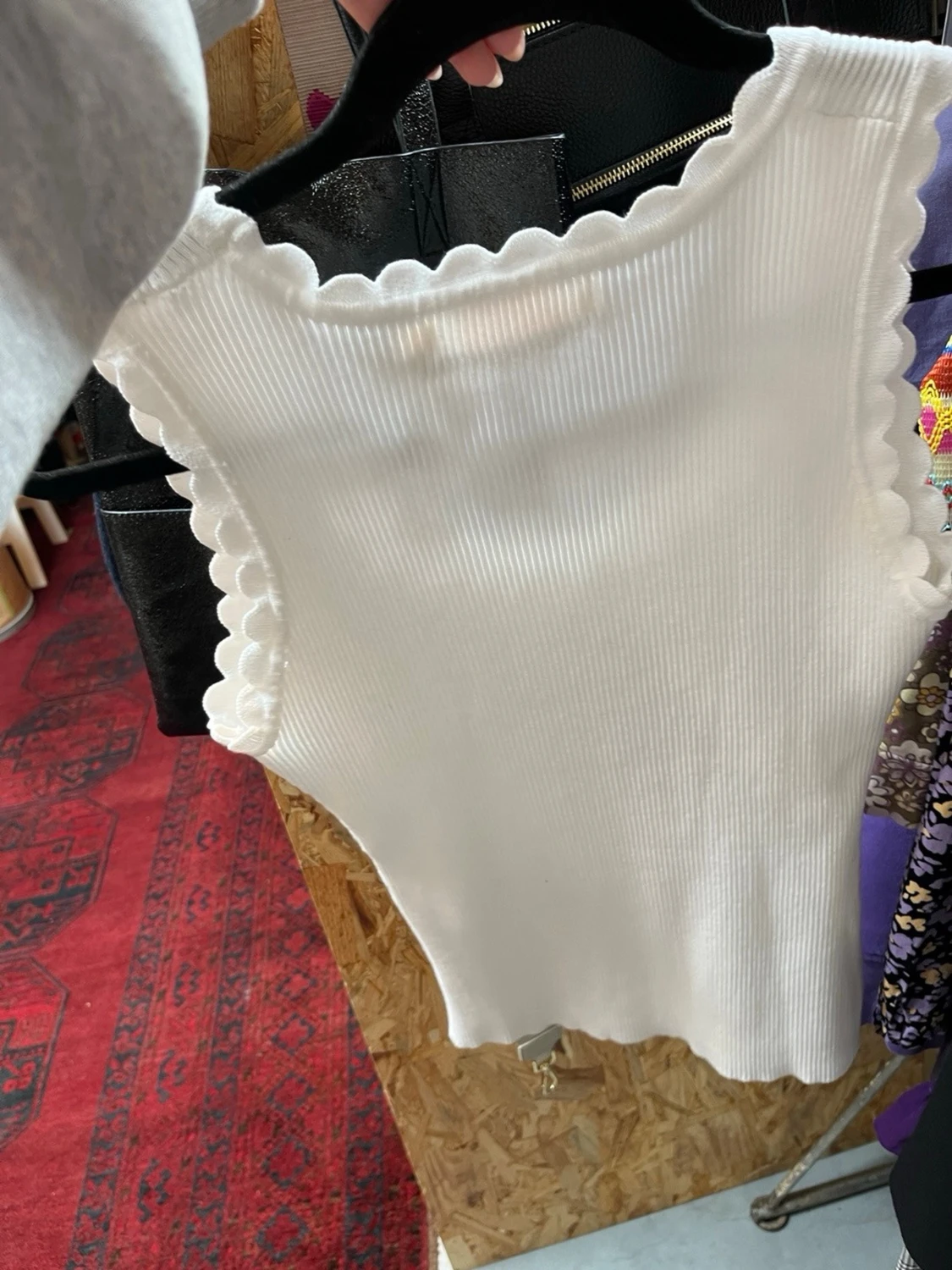 Vit ribbad linnetopp från Capsule - 1