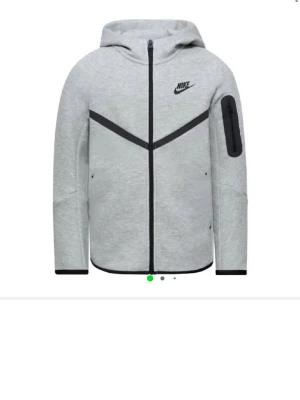 Nike tech hoddie - Grå Nike tech hoddie i storlek S, säljer pågrund av att den ej kommer till användning. Super bra skick!💓 pris kan diskuteras