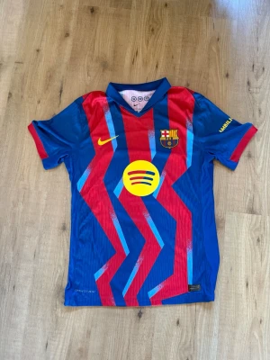 Barcelona fotbollströja El Clasico 25/26 Roony - Säljer en Barça el clasico tröja player edition från denna säsongen med Roony Bardghji och nummer 19 på ryggen. Tröjan har klubbmärke, Nike-logga och Spotify som sponsor framtill samt UNHCR-logga. Tillverkad i lätt funktionsmaterial, perfekt för fotboll. Pris kan diskuteras vid snabb affär. 