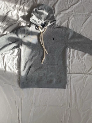 Polo Ralph lauren hoodie - Säljer min helt nya Ralph lauren hoodie då morsan lyckades krympa den i tvätten. Matrialet är fortfarande i topp skick men kan tyvärr inte använde den längre det är storlek M men passar mer S/M. Riktigt skön hoodie som passar perfekt till sommaren.                                                                             Hör av dig i dm för fler frågor 📬💫                     