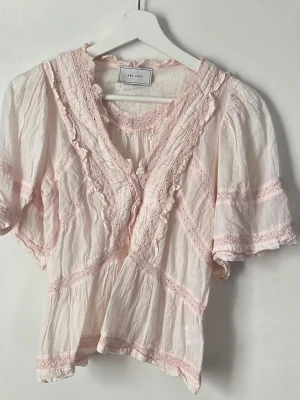 Ljusrosa blus Neo Noir - Söt ljusrosa blus från det danska märket Neo Noir. Mycket sparsamt använd. 