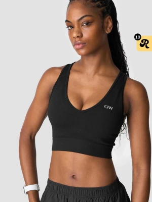 Svart sport-bh från ICANIWILL - Snygg svart sport-bh från ICANIWILL med ribbad struktur och bred resår under bysten. Bh:n har en djup v-ringning och brottarrygg för extra stöd och komfort. Perfekt för träning och aktiva dagar.