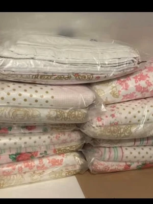 Blommiga och randiga sängöverkast  - Säljer flera sängöverkast med blommigt och randigt mönster i färgerna rosa, vitt, guld och grönt. Sängöverkast har detaljer som prickar och dekorativa mönster, och är förpackade i plast. Perfekt för att piffa upp sovrummet med en romantisk och färgglad stil.