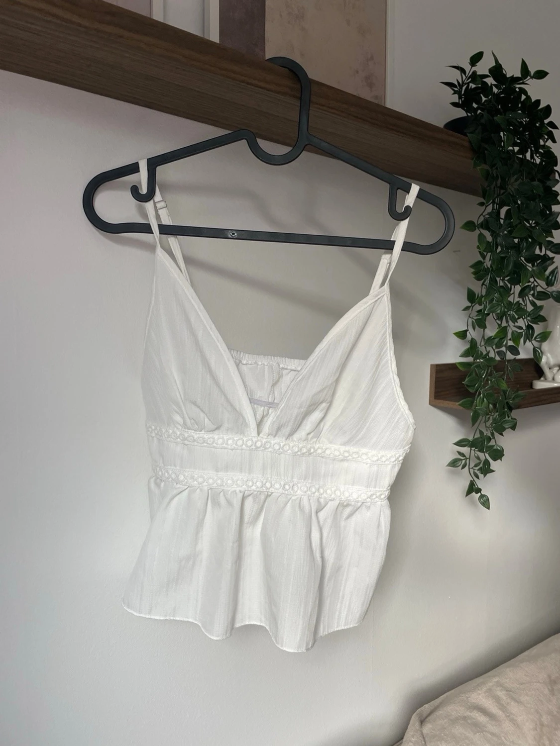 Vit linnetopp med spetsdetaljer