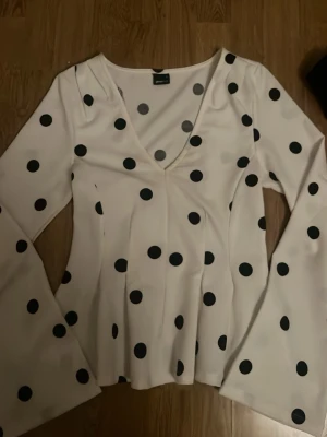Vit prickig v-ringad blus - Prickig blus/tröja från Gina, strl S, använd en gång🥰