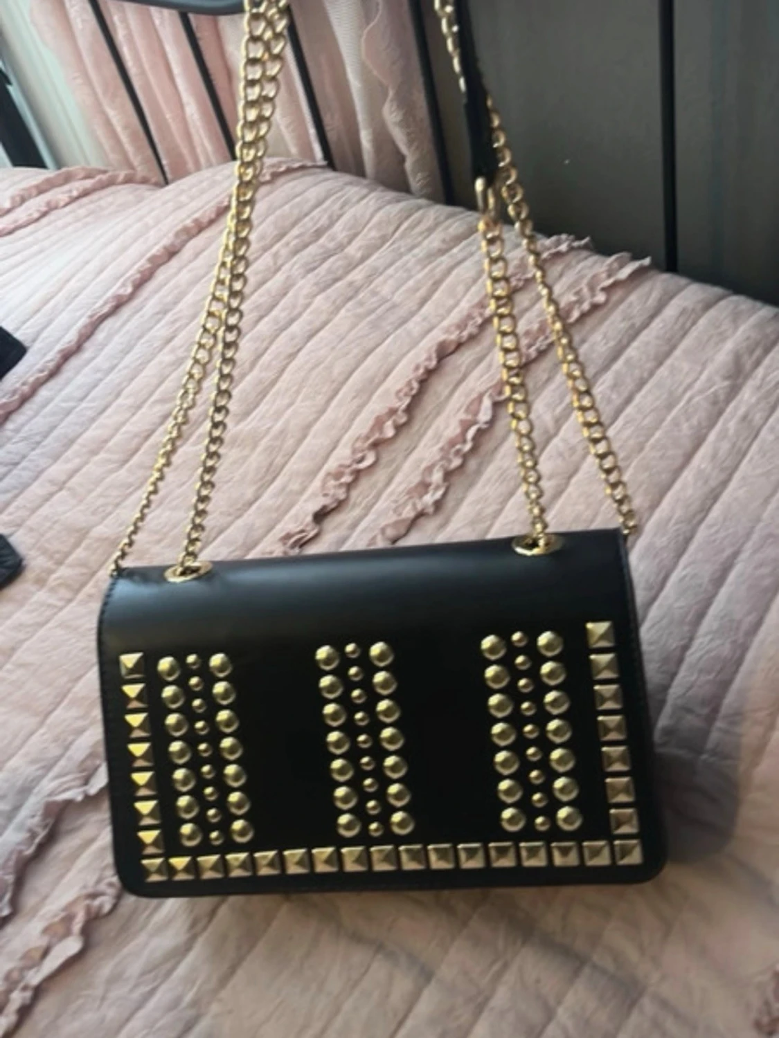 Svart handväska med nitar och kedja - 1