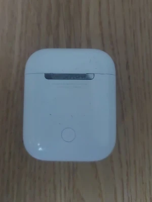 Apple AirPods laddningsetui vit - Säljer ett vitt laddningsetui till Apple AirPods. Etuiet har en smidig och kompakt design med rundade hörn och magnetiskt lock. Tillverkad i blank plast och passar perfekt i fickan. Perfekt för dig som vill ha extra laddning till dina AirPods.