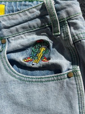 Butter jeans -  Jättebra skick har knappt haft dem jättesnygga, fräscha jeans till dig som gillar skateboard och street ware