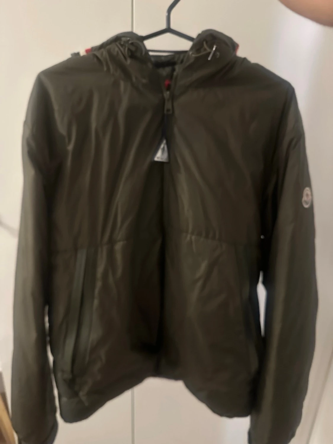 Mörkgrön moncler jacka med huva