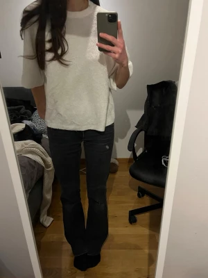 Vit trekvartsärmad topp - Säljer en vit stickad tröja som är trekvartsärmad och rund halsringning. Tröjan har en avslappnad passform och är gjord i mjukt material.