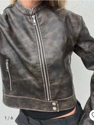 Jacka Nelly - Jacka från nelly perfekt till våren/sommaren, storlek Xs, aldrig använd men prislappen är borta, säljer då jag har en annan jacka som ser likadan ut! 