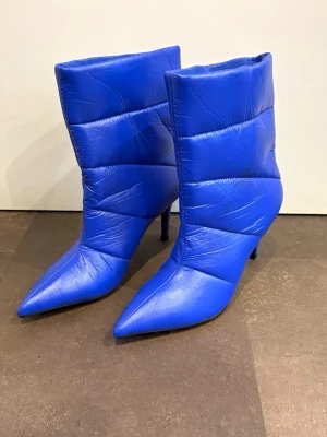 Coola blå boots - blå boots med klackar från Nelly, aldrig använda