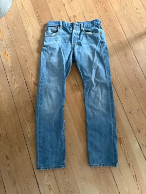 Levis 501 Ljusblå Jeans - Säljer dessa då dem inte passar längre. Storlek W28 L32. 10/10 skick och sitter perfekt. Skickar samma dag eller dagen efter. 