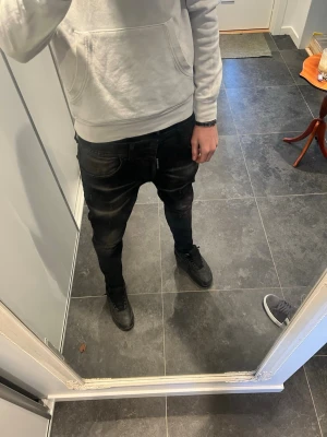 Svarta dsquard jeans W31 L31 - Snygga dsquard jeans storlek w31 L31 med feta slitningar lite slimmade men inte skinny 