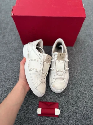 Valentino open - Valentino open | Storlek 37 | Tillbehör: Box, kort och extra snören | Endast 1499:- | Tveka inte att höra av dig vid frågor | Northstore