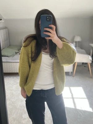 Stickad cardigan - Populär stickad cardigan från Lindex i en super snygg gröngul färg som aldrig är använd🤩