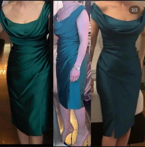 Grön omlottklänning med drapering - Elegant grön klänning med omlottdrapering och bred urringning. Klänningen har smickrande veck i midjan, är ärmlös och slutar strax ovanför knät. Tillverkad i ett glansigt material som ger en lyxig känsla. Perfekt för dig som vill sticka ut.