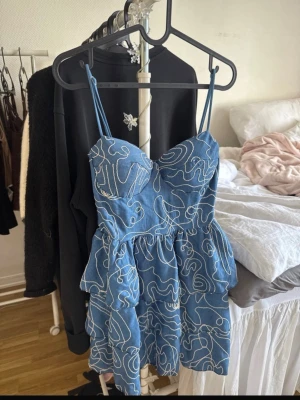 Klänningen  - Super fin kort klänning köpt i italien, (INTE shein villket vissa ljuger om). Köpt förra sommaren men tyvärr inte inte kommit till användning. Nypris 450 kr💞💞