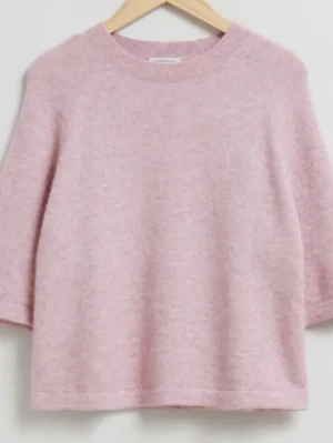 &Other stories stickad tröja - Säljer denna fina stickade tröjan från &other stories i storlek xs. Köpt 2023 men bara använd ett fåtal gånger, älskar själva tröjan men använder inte rosa kläder ofta därav vill jag sälja den!😊