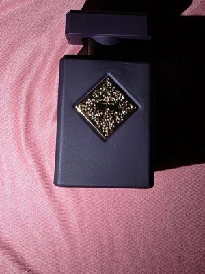 Initio Side Effect parfym 90ml - Initio Side Effect, dags att sälja flera av mina parfymer då jag inte använder dom och sparar ihop pengar. Alla mina parfymer medföljer med orginal kartong och alla är äkta såklart, de är beställd online ifrån boozt och andra stora hemsidor, mer än hälften kvar så de nog 80ml kvar av 90ml. Billigaste priset på nätet 2300, mitt pris 1600