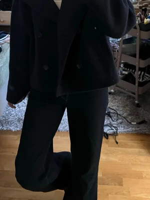 Kort marinblå kappa från Stadvarius - En jättefin mörkblå kappa från Stradivarius💕Jättebra skick, sitter som S-M