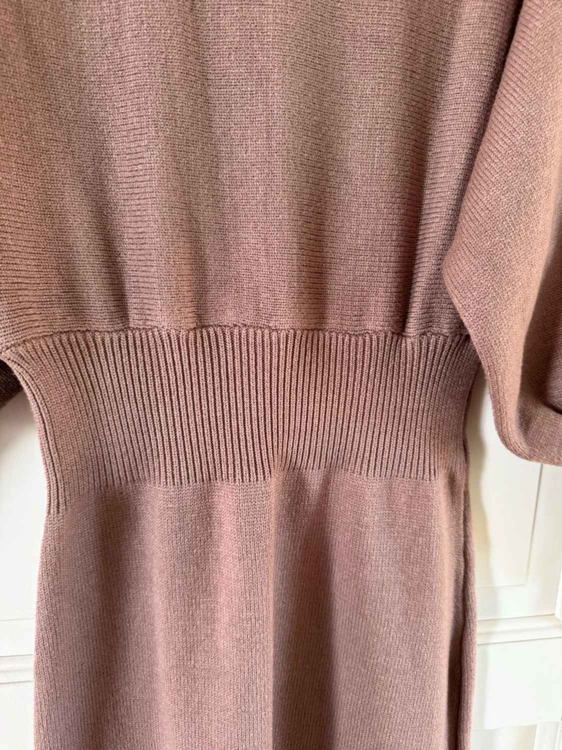 Beige/rosa stickad klänning med puffärm - 2