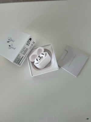 Apple AirPods Gen 4  - Säljer ett par vita Apple AirPods Gen 4. Snygg och kompakt design, perfekt för dig som vill ha grymt ljud och brusreducering. Levereras i originalförpackning med manualer och tillbehör. säljer dessa eftersom min kusin inte vill ha dem. De var menade som en present  