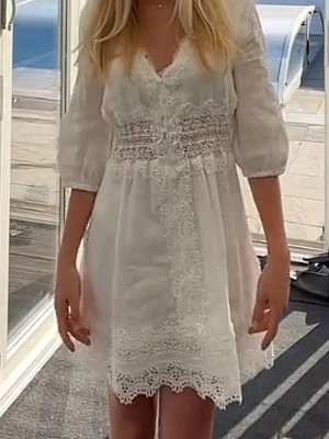 Vit spetsklänning från Zara - Söt vit kortklänning med v-ringning och spetsdetaljer från Zara. Klänningen har trekvartsärm och markerad midja med broderade inslag. Priset kan diskuteras 