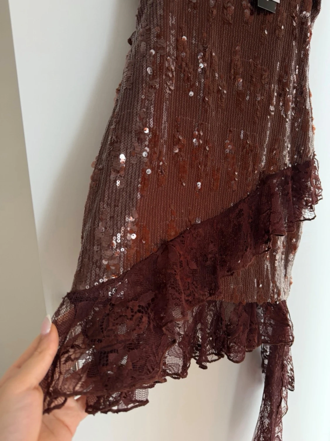 Brun paljettklänning med volanger - 3