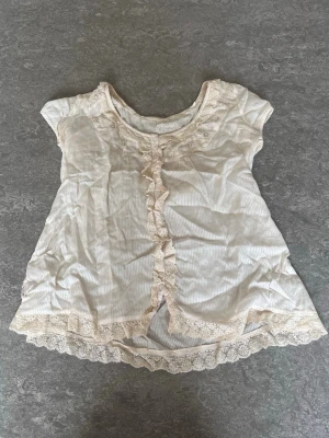 Blus - Jättefin blus/babydoll tröja med gulliga spetsdetaljer. Behövs strykas men är annars i bra skick! 