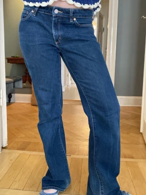 Blå bootcut jeans från Abrand - Säljer ett par klassiska blå bootcut jeans från Abrand. Jeansen har medel/låg midja. Tillverkade i kraftigt denimtyg med snygga kontrastsömmar och en liten läderpatch på bakfickan. Perfekta för en avslappnad och trendig look.
