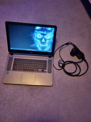 Acer Chromebook med laddare - Säljer en snygg Acer Chromebook i stilren grå färg med svart tangentbord och stor touchpad. Skärmen är bred och Laddare medföljer. Perfekt för studier, surf, gaming och streaming, då den reagerar hur snabbt som helst. Designen är tunn och modern. Säljes pga att den inte kommer till användning, då jag har flera datorer jag använder.